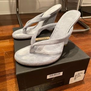 YEEZY SEASON 8 - graphite/light blue thong wedges